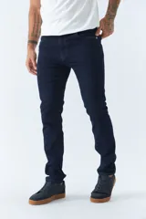 Jean de corte regular para hombre, color negro, con cierre frontal y bolsillos laterales y traseros. Presenta pasacintos en la cintura y costuras reforzadas.