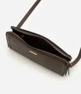 Cartera transversal Satinato de tamaño pequeño, color marrón, confeccionada en PU con cierre de cremallera y herrajes dorados. Incluye correa larga ajustable y detalle de tira colgante en el cierre.