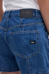 Short de jean azul, tiro alto con calce holgado en cadera y detalle de bolsillos amplios.