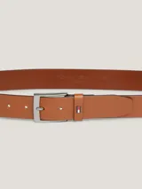 Cinturón de cuero color marrón con hebilla metálica plateada y logo de Tommy Hilfiger esmaltado en la trabilla.