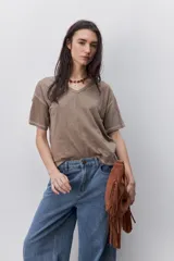 Remera negra de manga corta con escote en V y silueta amplia.