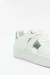 Championes deportivos Paddock Septos, color blanco con detalles plateados y perforaciones en la puntera y los laterales.