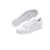 Championes Puma modelo Ralph Sampson Vulc, de diseño clásico y minimalista en color blanco total. Presentan una silueta de corte bajo con la firma de Ralph Sampson grabada en el lateral y la icónica franja de Puma integrada en el diseño. Cuentan con perforaciones en la puntera para mayor ventilación y suela de goma vulcanizada.