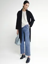 Pantalón de jean azul de corte recto, con bolsillos delanteros y traseros, y detalle de tres botones en los bolsillos delanteros.