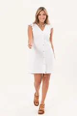 Vestido corto blanco con escote en V, cierre frontal abotonado y mangas cortas con detalles de volados. Confeccionado en mezcla de lino y viscosa.