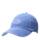 Gorra tipo baseball color azul con efecto desgastado y bordado frontal en color blanco con el texto California Malibu N+ Club.