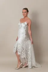 Vestido blanco irregular de tul bordado en hilo color plata y blanco, con breteles finos.