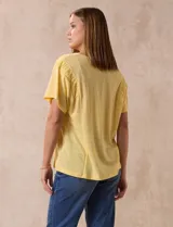 Remera blanca de lino con mangas cortas y fruncido en los hombros.