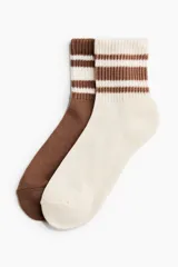 Medias tobilleras confeccionadas en punto fino de mezcla de algodón suave, con diseño de caña acanalada y líneas horizontales en contraste.
