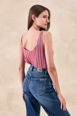 Top sin mangas de tejido de punto acanalado con acabado metalizado, de corte al cuerpo y escote redondo.