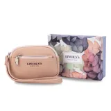 Monedero de mano marca Lincoln's, color beige, con textura granulada, cierre principal y bolsillo frontal con cierre. Incluye correa de mano y portallaves interno.