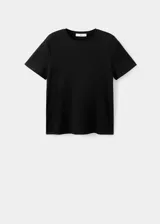 Camiseta básica de algodón color negro, con mangas cortas y cuello redondo.