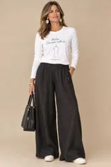 Pantalon de lino color beige, de corte ancho con cintura elastizada.
