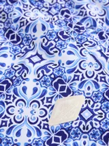 Short de baño Maui con estampado azul y blanco de estilo mayólica, cintura elástica con cordón de ajuste y bolsillos laterales.
