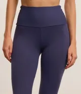 Calza legging deportiva de poliamida color azul con cintura alta de 10 cm.