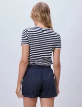 Short color verde militar de tencel, marca Workshop, con pretina ancha elastizada con lazo de ajuste y bolsillos delanteros.