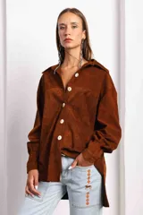 Camisa marrón de gamuza con botones blancos, cuello clásico y corte holgado.