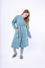 Bata azul marino de toalla con cuello esmoquin, lazo para ajustar en la cintura y bolsillos laterales.