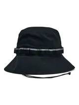 Gorro tipo bucket negro con cinta decorativa con presillas y cordón ajustable.