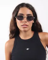 Lentes de sol con marco plateado y lentes grises.