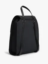 Mochila de diseño moderno y funcional Tommy Hilfiger, color negro, confeccionada en poliéster reciclado. Cuenta con asa superior, correas ajustables, cierre con solapa y el logo monograma de la marca bordado en el frente.