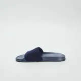 Chanclas de piscina azules con base plana y tira ancha con textura acanalada.