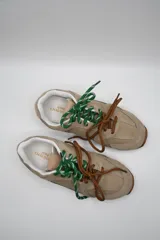 Zapatilla urbana de cuero en color tostado, con diseño liviano, mezcla de texturas y cordones intercambiables.