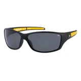 Lentes de sol deportivos Caterpillar modelo CTS 8016, con marco envolvente negro y detalles en amarillo. Cuentan con cristales polarizados de color gris oscuro con protección UVA+B y logotipos de la marca impresos.