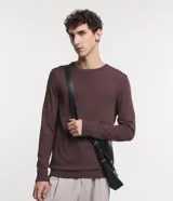 Suéter de hombre color marrón, de tejido de punto liso, con cuello redondo y mangas largas.