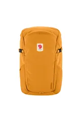 Mochila Fjallraven modelo Ulvo 23, color dorado rojizo, fabricada en Bergshell, un tejido impermeable y duradero. Cuenta con compartimento principal con cierre, bolsillo frontal con cierre, bolsillos laterales elásticos y correas de hombro acolchadas ajustables.