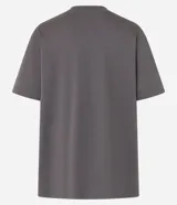 Remera básica de corte oversized, confeccionada en algodón peruano de alta calidad. Presenta cuello redondo, mangas cortas y diseño liso sin estampas.