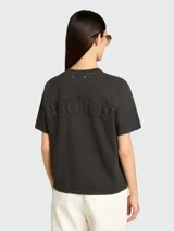 Remera de algodón color blanco, de corte clásico con cuello redondo y mangas cortas.