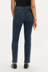 Pantalón de jean de tiro alto, corte recto y color azul oscuro.