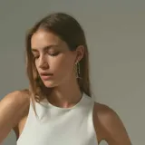 Aros colgantes con diseño orgánico inspirado en formas de coral, elaborados en metal con baño de plata y pernos de plata 925.