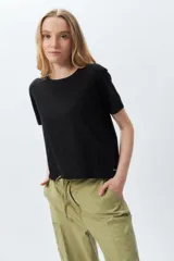 Remera de algodón de manga corta con cuello redondo, diseño básico y corte clásico.