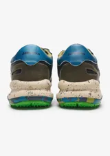 Championes urbanos Satorisan modelo Chacrona, confeccionados en cuero marrón con detalles en gamuza, cordones amarillos y suela de goma con efecto salpicado y detalles en verde.