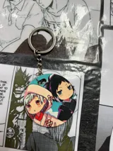 Llavero redondo con cadena y aro metálico, con ilustración de los personajes Akutagawa y Atsushi del anime Bungō Stray Dogs.