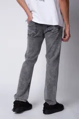 Jean de corte recto y ajuste relaxed fit, confeccionado en denim azul con lavado clásico.
