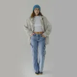 Pantalón de jean celeste con corte recto, tiro bajo y bolsillos cargo laterales.