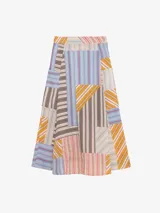 Falda larga cruzada de viscosa y poliamida, color celeste con estampado de líneas diagonales bordó. Presenta silueta amplia, bolsillos laterales y detalle de mangas de camisa incorporadas en la cintura para anudar.