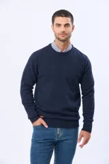 Buzo de lana azul con cuello redondo, manga larga y diseño tejido de punto.