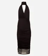 Vestido midi de Blue Steel confeccionado en tule, con diseño ajustado, cuello halter estructurado, escote traspasado y fruncidos laterales. Presenta una sutil transparencia en el ruedo.