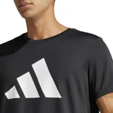 Remera deportiva Adidas de manga corta, color negro, con el logo de la marca estampado en blanco en el centro del pecho. Confeccionada con tecnología Aeroready para gestión de la humedad.