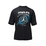 Remera negra de algodón con estampado frontal del logo de Jordan en blanco y celeste.