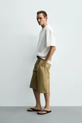 Sudadera de corte relajado confeccionada en tejido técnico interlock con mezcla de algodón, cuello redondo y manga corta.