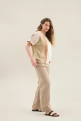 Blusa de lino de diseño contemporáneo, con escote cuadrado y mangas cortas, que presenta recortes en tonos beige, tostado, blanco y una franja vertical en contraste.