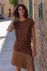 Falda marrón tejida en lurex con largos flecos, calce al cuerpo y forro al tono.