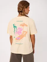 Remera de algodón color amarillo claro, con corte suelto y estampado gráfico en la espalda con diseño de muebles de playa y textos.