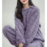 Conjunto de pijama de dos piezas confeccionado en plush suave con textura de ochos. Incluye una remera de manga larga con cuello redondo y un pantalón de corte recto con cintura elástica.