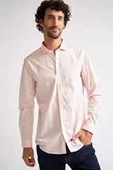 Camisa clásica de hombre, color rosa con microestampado, de corte slim, manga larga y logo bordado en el pecho.